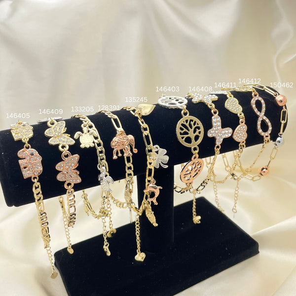 Kit Surtido de 10 Pulseras de Hilo Tricolor con Dijes de Oro Laminado con Exhibidor al por mayor — SKU 153157