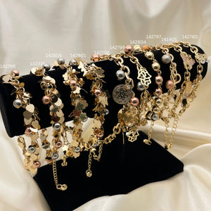 Kit Surtido de 10 Pulseras de Hilo Tricolor con Dijes de Oro Laminado con Exhibidor al por mayor — SKU 153158