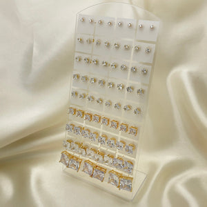 Kit Surtido de 35 Aretes de Botón Cuadrados con Zirconia de Oro Laminado con Exhibidor al por mayor — SKU 153266