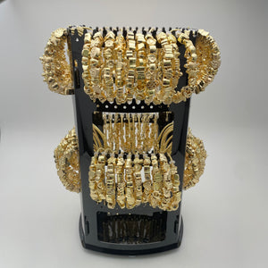 Kit Surtido de 64 Pulseras Ajustables con Dijes de Oro Laminado con Exhibidor Giratorio al por mayor — SKU 153293