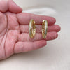 Argolla Huggie 02.213.0572.30 Oro Laminado, con Blanca Micro Pave, Pulido, Tono Dorado