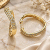 Argolla Huggie 02.195.0353.30 Oro Laminado, Diseño de Ojo Griego, con Micro Pave Blanca, Pulido, Tono Dorado