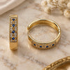 Argolla Huggie 02.210.0056.13.30 Oro Laminado, con Zirconia Cubica Zafiro Azul y Micro Pave Blanca, Pulido, Tono Dorado