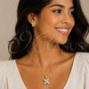 Juego de Arete y Dije de Adulto 10.342.0223 Oro Laminado, Diseño de Baguette y Nudo, con Zirconia Cubica Blanca, Pulido, Tono Dorado