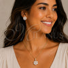 Juego de Arete y Dije de Adulto 10.342.0250 Oro Laminado, Diseño de Cluster, con Zirconia Cubica Blanca, Pulido, Tono Dorado