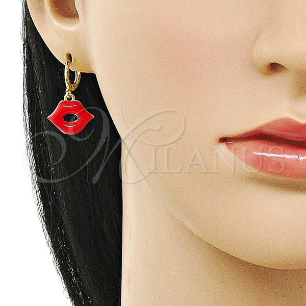 Arete Colgante 02.411.0080 Oro Laminado, Diseño de Labios, Esmaltado Rojo, Tono Dorado