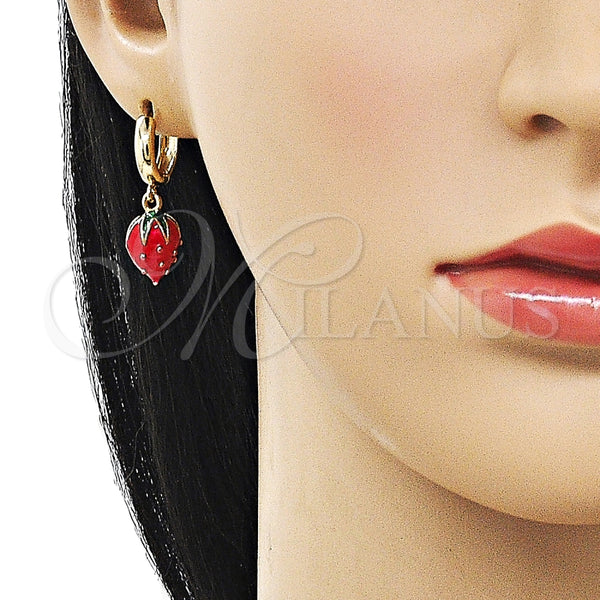Arete Colgante 02.284.0052 Oro Laminado, Diseño de Fresa, Esmaltado Rojo, Tono Dorado