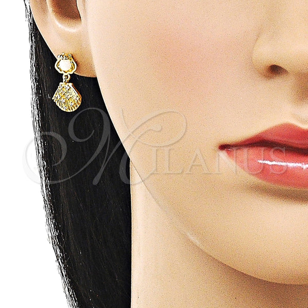 Arete Colgante 02.282.0047 Oro Laminado, Diseño de Concha, con White Platina Opal, Diamantado, Tono Dorado