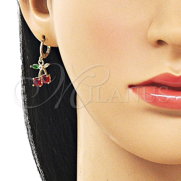 Arete Colgante 02.323.0097 Oro Laminado, Diseño de Cereza, con Granate and Verde Zirconia Cubica, Pulido, Tono Dorado