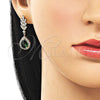 Arete Colgante 02.196.0246 Oro Laminado, Diseño de Gota y Oja, con Verde and Blanca Zirconia Cubica, Pulido, Tono Dorado