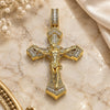 Dije Religioso 05.253.0206 Oro Laminado, Diseño de Crucifijo y Baguette, con Zirconia Cubica Blanca y Micro Pave Blanca, Pulido, Tono Dorado