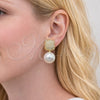 Arete Dormilona 02.436.0029 Oro Laminado, Diseño de Bola, con Marfil Perla and Blanca Micro Pave, Pulido, Tono Dorado