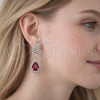Arete Colgante 02.452.0008.1 Rodio Laminado, Diseño de Gota y Alas, con Zirconia Cubica Granate y Micro Pave Blanca, Pulido, Rodinado