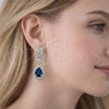 Arete Colgante 02.452.0008.2 Rodio Laminado, Diseño de Gota y Alas, con Zirconia Cubica Zafiro Azul y Micro Pave Blanca, Pulido, Rodinado