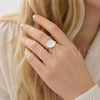 Anillo Multi Piedra 01.381.0013 Oro Laminado, con Madre Perla Marfil, Pulido, Tono Dorado (Talla Unica)