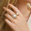 Anillo Multi Piedra 01.438.0006.1 Oro Laminado, Diseño de Bola, con Perla Marfil, Pulido, Tono Dorado (Talla Unica)