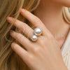 Anillo Multi Piedra 01.438.0007.1 Oro Laminado, Diseño de Bola, con Perla Marfil, Pulido, Tono Dorado (Talla Unica)