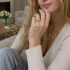 Anillo Multi Piedra 01.424.0007 Oro Laminado, Diseño de Corazón y Cluster, con Zirconia Cubica Blanca y Micro Pave Blanca, Pulido, Tono Dorado (Talla Unica)