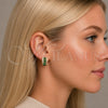 Argolla Huggie 02.267.0076.2.15 Oro Laminado, Diseño de Cluster, con Zirconia Cubica Verde y Blanca, Pulido, Tono Dorado