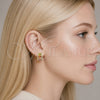 Argolla Huggie 02.267.0076.4.15 Oro Laminado, Diseño de Cluster, con Zirconia Cubica Multicolor y Blanca, Pulido, Tono Dorado
