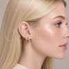 Argolla Huggie 02.267.0077.4.15 Oro Laminado, Diseño de Cluster, con Zirconia Cubica Multicolor y Blanca, Pulido, Tono Dorado