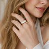 Anillo Multi Piedra 01.282.0012 Oro Laminado, Diseño de Herradura, con Madre Perla Marfil, Pulido, Tono Dorado (Talla Unica)
