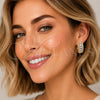 Argolla Huggie 02.267.0096.25 Oro Laminado, Diseño de Cluster, con Zirconia Cubica Blanca, Pulido, Tono Dorado