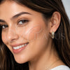 Argolla Huggie 02.267.0097.20 Oro Laminado, Diseño de Cluster, con Zirconia Cubica Blanca, Pulido, Tono Dorado