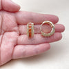 Argolla Huggie 02.267.0101.1.22 Oro Laminado, Diseño de Baguette y Cluster, con Zirconia Cubica Granate y Blanca, Pulido, Tono Dorado
