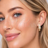 Argolla Huggie 02.267.0103.22 Oro Laminado, Diseño de Cluster, con Zirconia Cubica Blanca y Micro Pave Blanca, Pulido, Tono Dorado