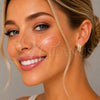 Argolla Huggie 02.267.0117.15 Oro Laminado, con Zirconia Cubica Blanca, Pulido, Tono Dorado