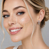 Argolla Huggie 02.267.0119.8.15 Oro Laminado Blanco, con Micro Pave Granate y Blanca, Pulido, Rodinado