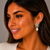 Arete Largo 02.436.0059 Oro Laminado, Diseño de Flor y Gota, con Zirconia Cubica Blanca y Micro Pave Blanca, Pulido, Tono Dorado