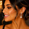 Arete Largo 02.438.0016 Rodio Laminado, Diseño de Gota y Bola, con Perla Marfil y Micro Pave Blanca, Pulido, Rodinado