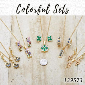 Kit Surtido de 18 Juegos de Aretes, Dijes y Collares de Colores de Oro Laminado al por mayor — SKU 139573