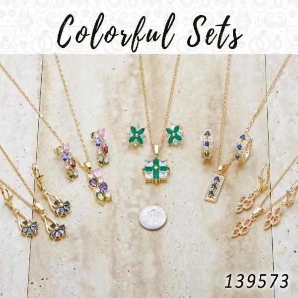 Kit Surtido de 18 Juegos de Aretes, Dijes y Collares de Colores de Oro Laminado al por mayor — SKU 139573