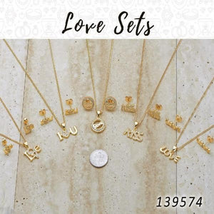 Kit Surtido de 18 Juegos de Aretes, Dijes y Collares de Amor de Oro Laminado al por mayor — SKU 139574