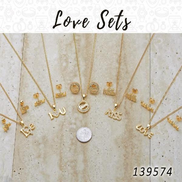 Kit Surtido de 18 Juegos de Aretes, Dijes y Collares de Amor de Oro Laminado al por mayor — SKU 139574