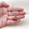 Juego de Arete y Dije de Adulto 10.417.0028 Oro Laminado, Diseño de Cereza y Paperclip, Diseño de Cereza, con Zirconia Cubica Granate, Esmaltado Rojo, Dorado