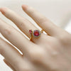 Anillo Multi Piedra 01.196.0039 Oro Laminado, Diseño de Cluster, con Zirconia Cubica Rubi y Micro PaveBlanca, Pulido, Dorado