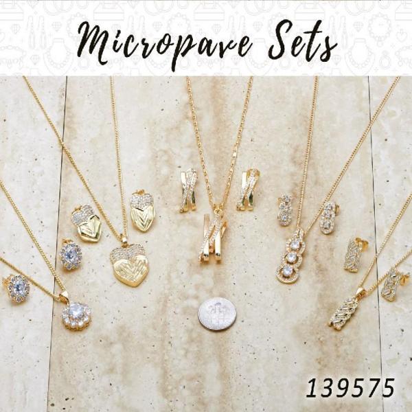 Kit Surtido de 15 Juegos de Aretes, Dijes y Collares con Micro Pavé de Oro Laminado al por mayor — SKU 139575