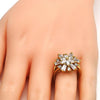 Anillo Multi Piedra 01.210.0037.08 Oro Laminado, Diseño de Flor, con Zirconia Cubica Blanca, Pulido, Dorado